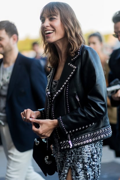 La 'it girl', empresaria y ahora también diseñadora Alexa Chung fue otra de las famosas que no se quiso perder la propuesta de la colección cruero de Miu Miu.