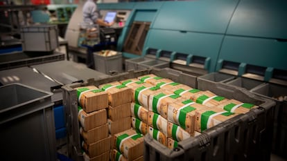 Una caja cargada con billetes de 50 euros tras realizar recuento y verificación de calidad de los billetes, en las instalaciones de Loomis de Vicálvaro el pasado 25 de enero.