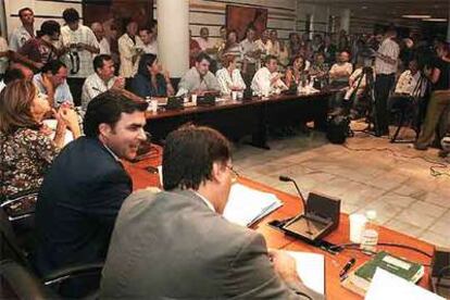José Carlos Hernández Casino, en el centro por la izquierda, durante el pleno de ayer en Punta Umbría.