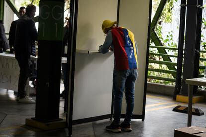 Un ciudadano emite su voto durante la apertura de las actividades. 