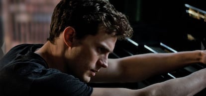 El actor británico Jamie Dornan caracterizado como Christian Grey.