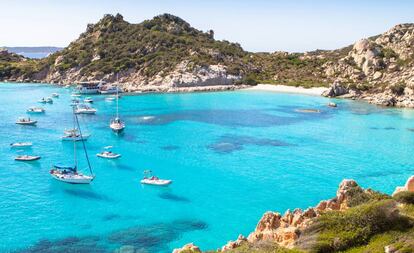 La playa de Cala Corsara, en la isla de Spargi (archipiélago de La Maddalena, Cerdeña, Italia).