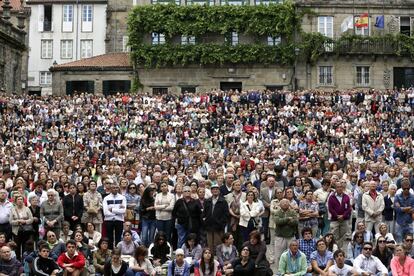 La asistencia de gente al funeral ha sido masiva. En la foto, el aspecto que ofrec&iacute;a la plaza de Quintana, situada frente a una de las entradas de la Catedral. 