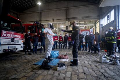 Miembros de la Unidad Militar de Emergencias (UME), durante la formación específica impartida a los consorcios de bomberos andaluces sobre los procedimientos de intervención para la prevención y el control de la infección por coronavirus, en la localidad sevillana de Dos Hermanas.