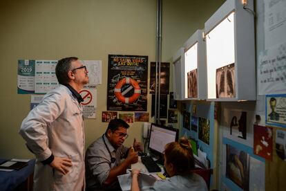 Fernando Saldarini, jefe del Departamento de Neumología, revisa la radiografía de un paciente de cinco años, del que se sospecha que padece tuberculosis, en el hospital público Santojanni de Buenos Aires, Argentina, el 29 de agosto de 2019.  