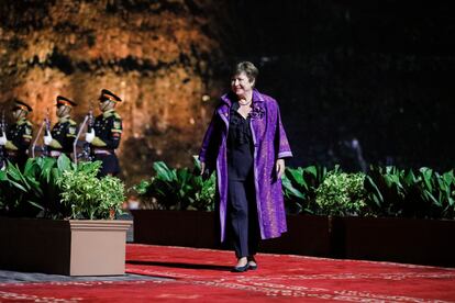 La directora gerente del Fondo Monetario Internacional, Kristalina Georgieva, a su llegada a la cumbre del G-20. En una época marcada por profundas divisiones geopolíticas, especialmente como consecuencia de la invasión rusa de Ucrania, los primeros compases de la cumbre del G-20 en Bali han dado muestras de voluntad política de invertir la tendencia y frenar la deriva de tensión y desgarro.