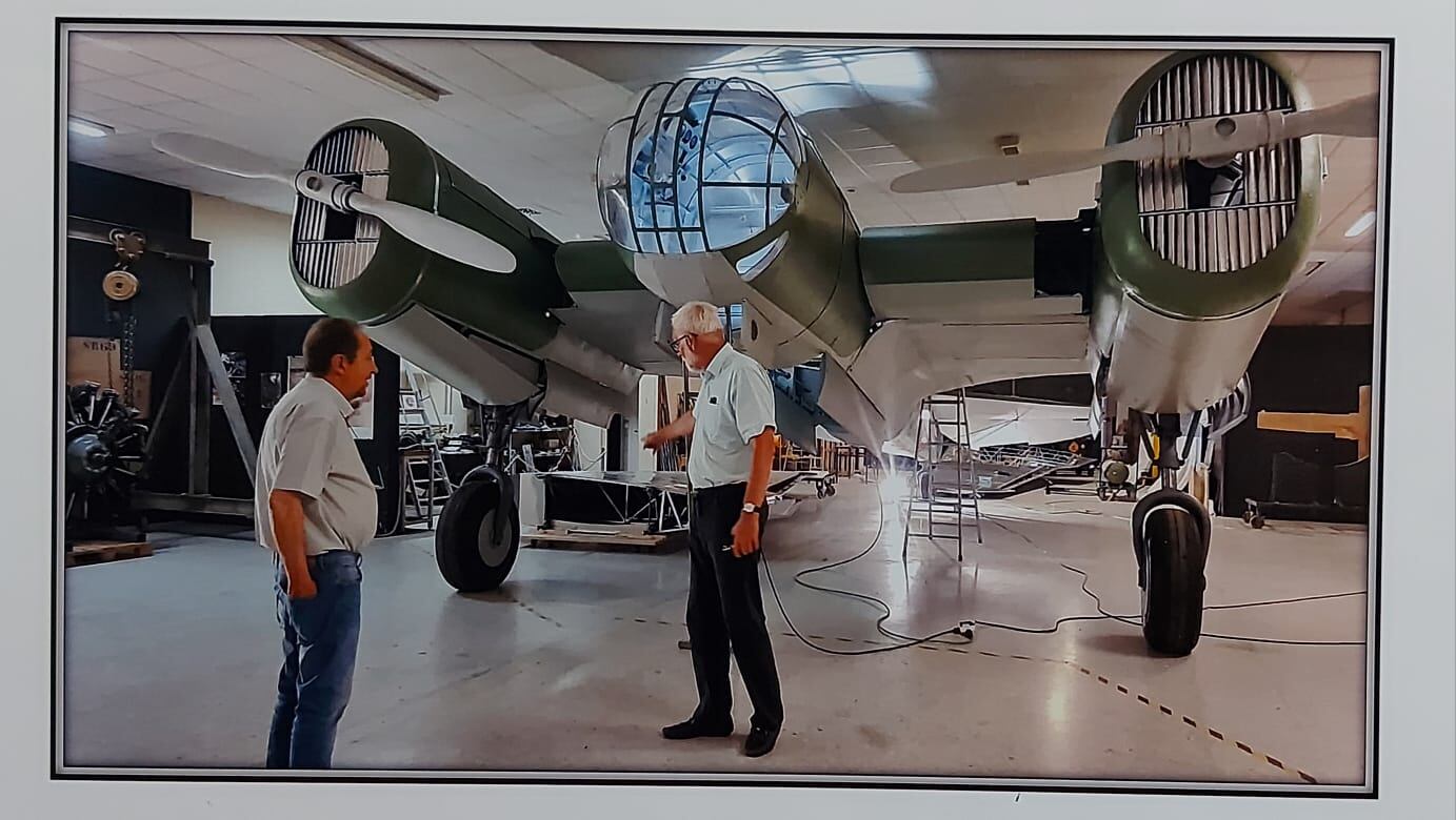 Aquilino Mata, a la izquierda, junto a la réplica de un bombardero republicano Katiuska.