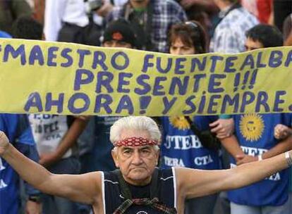 Manifestación en Buenos Aires por la muerte del maestro Carlos Fuentealba.