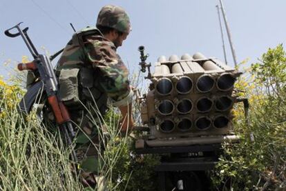 Un combatiente de Hezbolá, el sábado junto a un lanzacohetes en el sur de Líbano.