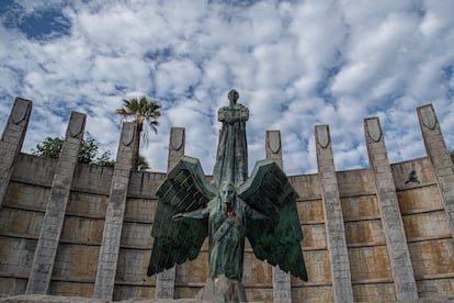 Monumento a Francisco Franco en Santa Cruz de Tenerife, el jueves. Se aprecia una mancha roja de pintura tras un acto vandálico sufrido en 2016.