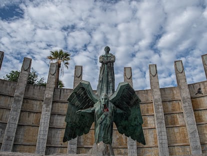 Monumento a Francisco Franco en Santa Cruz de Tenerife, el jueves. Se aprecia una mancha roja de pintura tras un acto vandálico sufrido en 2016.