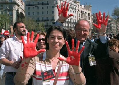 La candidata de IU al Ayuntamiento de Madrid, Inés Sabanés, momentos antes de estampar sus manos teñidas de rojo en la sábana blanca de protesta. Sabanés subrayó que este concierto significa que "de nuevo Madrid está en la calle" y que el pueblo madrileño "no ha perdido la capacidad de alzar su voz".