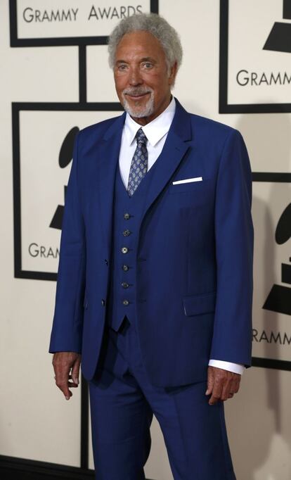 El cantante Tom Jones llega a la edici&oacute;n 57 de los premios Grammy.