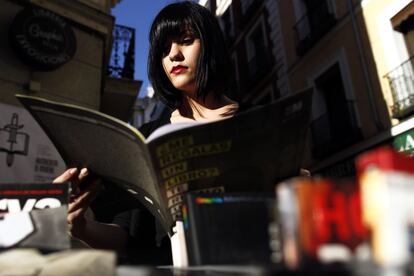 Una joven organiza frente a la tienda Graphicbook, en la calle Libreros un mercadillo de intercambio de fanzines y otros ejemplares autoeditados. Durante toda la tarde, este rincón junto a la Gran Vía se convirtió en un centro de truque en el que participaron docenas de aficionados. El mercado fue organizado por un grupo de alumnos de la escuela de Arte 10, quienes empapelaron Madrid de unos posters con el eslogan 'Autoedita o muere'.