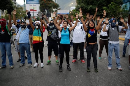 Manifestantes pacíficos durante la marcha contra el Gobierno de Nicolás Maduro el domingo 2 de marzo de 2014.
