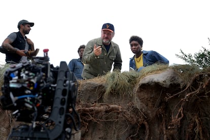 Rian Johnson y Cynthia Erivo, durante el rodaje de 'Poker Face'.