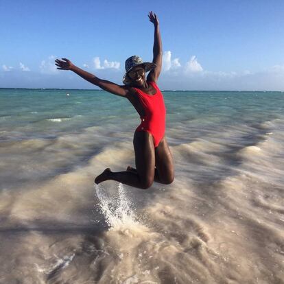 Lupita Nyong'o, compartió hace unos días una imagen de ella saltando en la playa. La actriz, de 32 años, luce un traje de baño rojo.