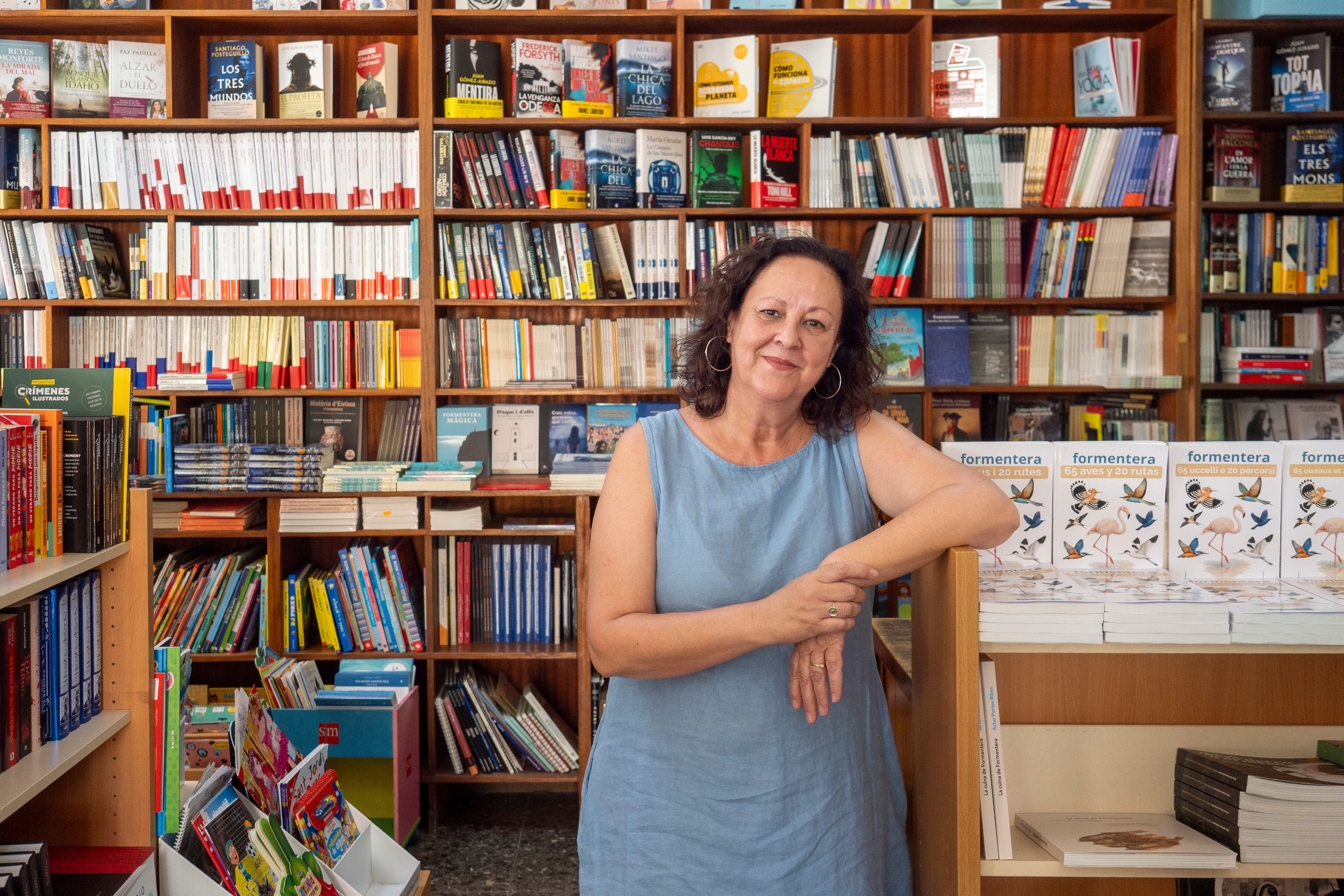 Carme Tur Ferrer, en la Librería Tur Ferrer de Sant Francesc, en Formentera

