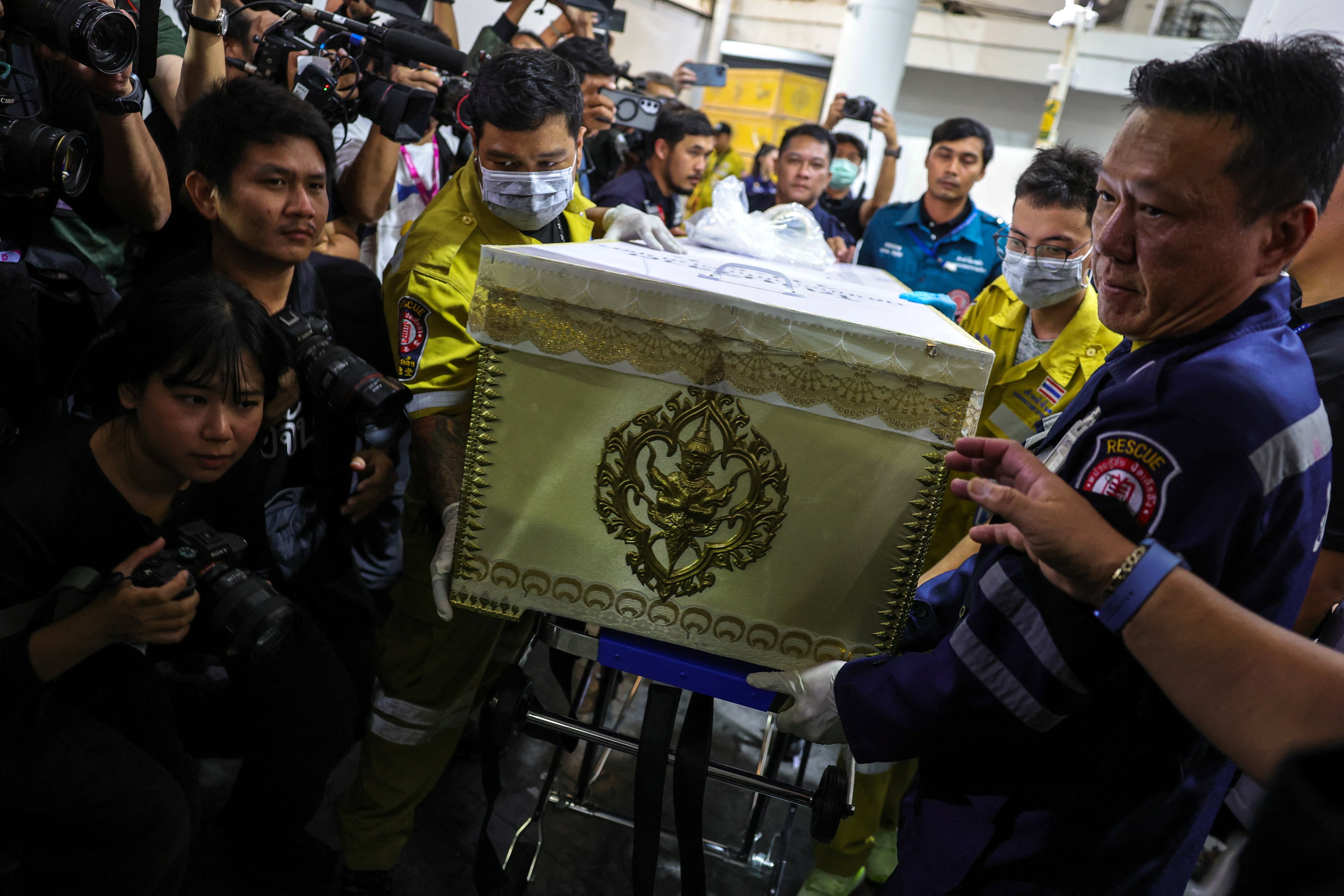 Tailandia investiga una cadena de negligencias en el incendio de un bar que ha provocado 30 muertos