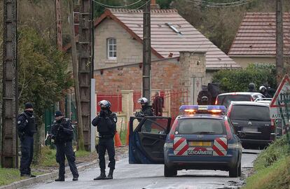 Los policías antiterroristas franceses convergieron en un área al noreste de París, despues de que los dos sospechosos del ataque al periódico satírico Charlie Hebdo fueran vistos en una gasolinera en Villers-Cotterets en la región.