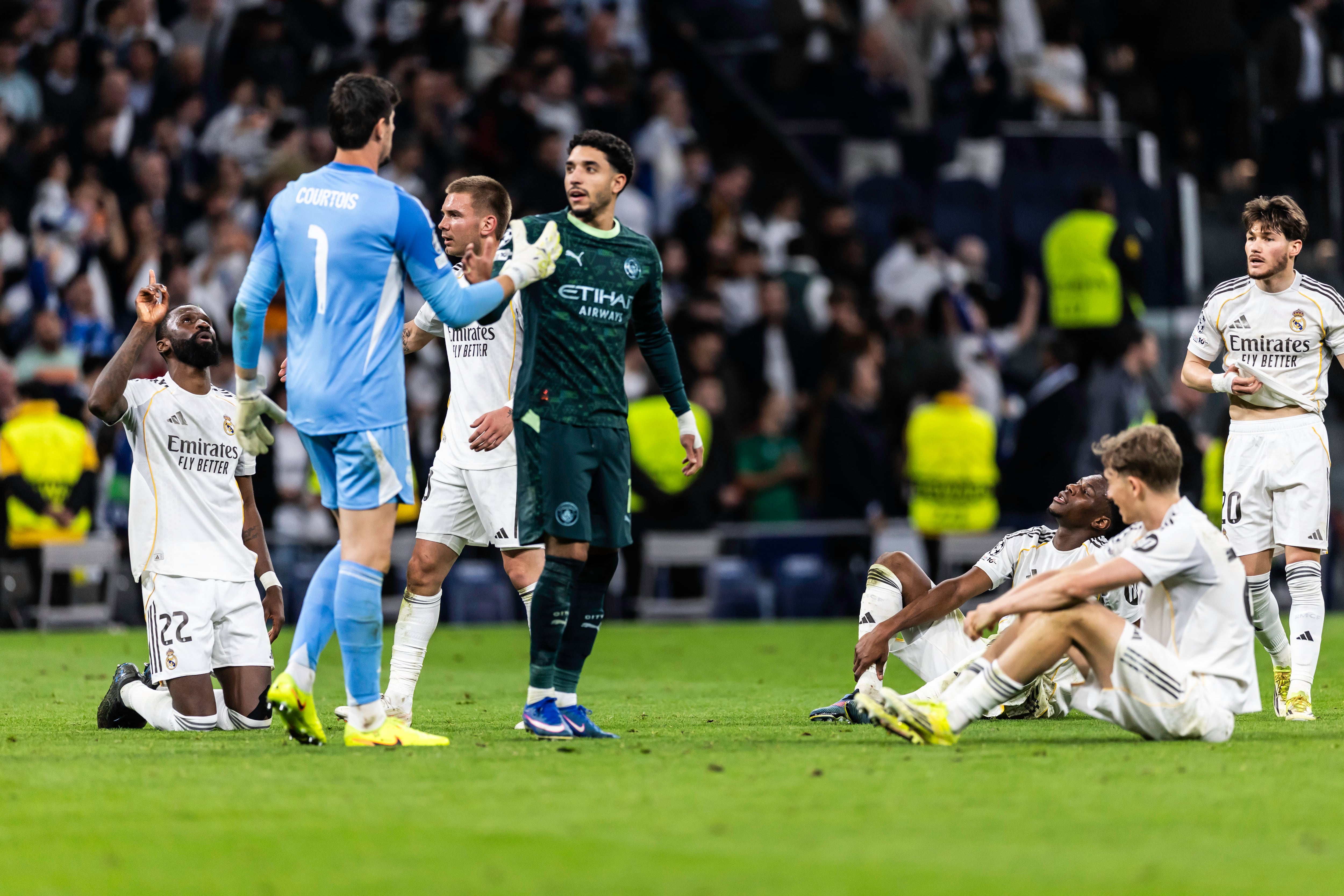 Los jugadores del Real Madrid, tras finalizar el partido.