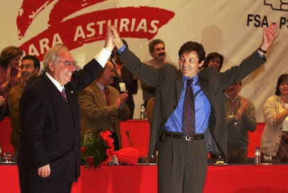 El nuevo secretario general de la Federacion Socialista Asturiana, Javier Fernández (a la izquierda), es felicitado por el presidente del principado y líder de los renovadores Vicente Álvarez Areces, en un momento del 28 congreso que se celebra este fin de semana en Oviedo, en el 2000.