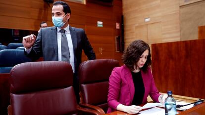 La presidenta de la Comunidad de Madrid, Isabel Díaz Ayuso, y el vicepresidente, Ignacio Aguado, en la Asamblea.