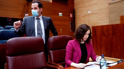 GRAF5225. MADRID, 14/05/2020.- La presidenta de la Comunidad de Madrid, Isabel Díaz Ayuso (d) y el vicepresidente, Ignacio Aguado (i) antes del comienzo de la sesión de control al ejecutivo regional en la Asamblea de Madrid este jueves donde responderá sobre el plan del Gobierno para la desescalada y los motivos técnicos para pedir el cambio a la fase 1. EFE/Mariscal POOL
