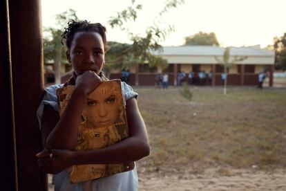 ¿Qué es importante para ellos? Viajando encontramos distintas culturas con esquemas de pensamiento muy diferentes. Sin embargo, hay muchos puntos en común. En la escuela de Barada (Mozambique) había niños estudiando que escuchaban a Limp Bizkit, llevaban zapatillas de marcas deportivas, camisetas de equipos famosos de fútbol y también carpetas forradas de Shakira. Adolescentes que no distan mucho de los occidentales en cuanto a iconos e ilusiones. Pueden caminar –como de hecho hacen– dos horas de ida y vuelta a la escuela, cansados, recorriendo caminos de barro. Pero cuando tienen la ocasión, muestran a sus ídolos orgullosos como cualquier otro adolescente de cualquier parte del mundo.