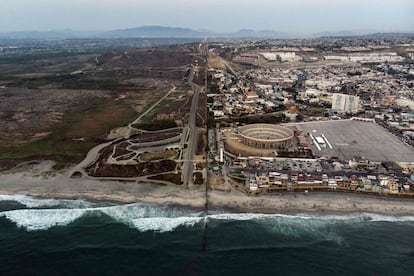 La frontera de México (d) se extiende hacia el océano Pacífico en las playas de Tijuana. 