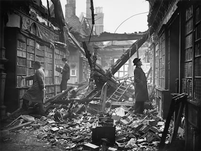 La biblioteca de Holland House, en Kensington (Londres), tras el largo bombardeo alemán de octubre de1940.