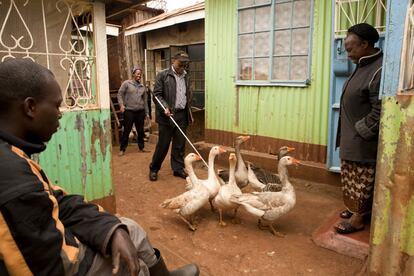 El atleta Henry Wanyoike en su casa en la zona rural de Kiambu donde vive con su familia.