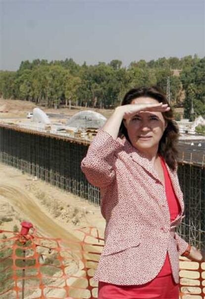 Gutiérrez, en una visita ayer al puente del Guadaíra en Sevilla.