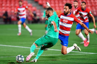 Benzema centra ante la oposición de Germán.