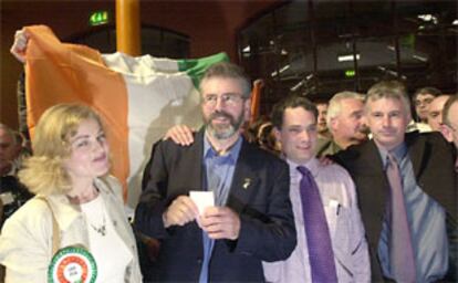 El líder del Sinn Fein, Gerry Adams (con gafas), espera junto a sus correligionarios los resultados electorales en Dublín.