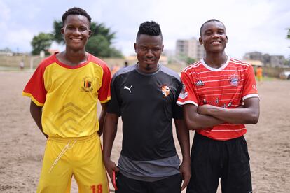 Gogon Loua, entrenador de fútbol y víctima de un falso agente, junto a dos de sus jugadores en Abiyán (Costa de Marfil).
