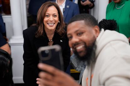 Un simpatizante de Kamala Harris se toma 'una selfie' con la candidata en un acto de campaña, este jueves en Filadelfia.