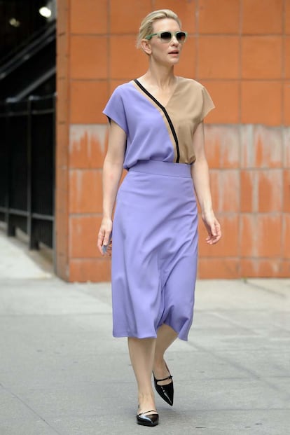 Una de las mujeres mejor vestidas del mundo según ha publicado recientemente Vanity Fair es Cate Blanchett. Haciendo honor a su título paseaba así de elegante por Nueva York.
