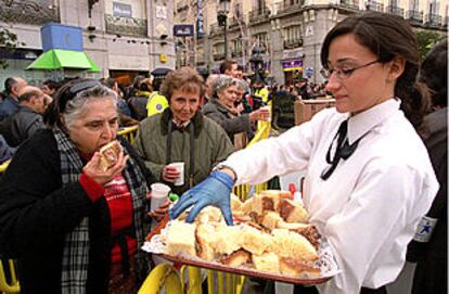 Una mujer degusta el roscón de reyes repartido ayer en la Puerta del Sol.