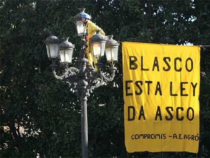 Pancarta colgada en la plaza de la Virgen de Valencia contra la Ley Urbanística Valenciana (LUV).