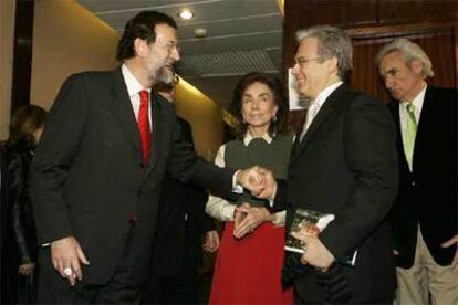Mariano Rajoy saluda al juez Baltasar Garzón en presencia de Paloma Segrelles y Luis del Olmo.