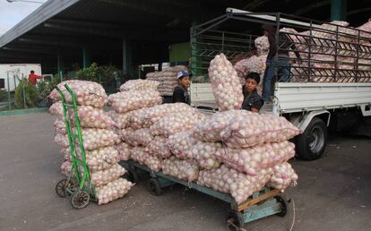 Trabajadores en un mercado de Guatemala.