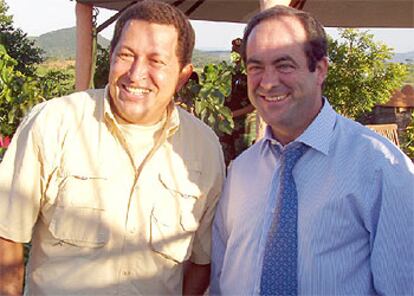 El presidente venezolano Hugo Chávez recibe al ministro de Defensa, José Bono.