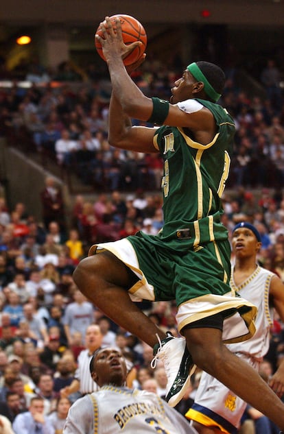 LeBron, en 2002, en un partido con su equipo del instituto, St. Vincent-St. Mary's. 