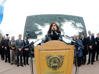 La presidenta argentina Cristina Fern&aacute;ndez (centro).