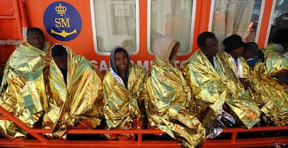 Migrantes subsaharianos rescatados cerca de la costa de Melilla.