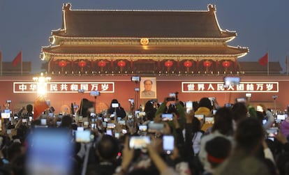 Móviles en el 71 aniversario de la fundación de la República Popular China en la Plaza de Tiananmen.