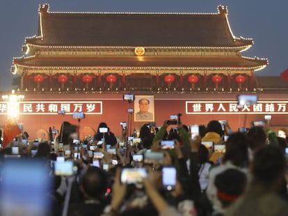 Móviles en el 71 aniversario de la fundación de la República Popular China en la Plaza de Tiannamen.