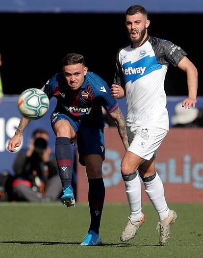 El delantero del Levante Roger Martí (I) disputa el balón con Luis Roja.