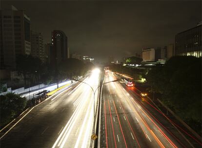 Las luces de los coches iluminan los edificios a oscuras en la metrópoli brasileña. La ciudad, con más de 20 millones de habitantes, se apagó sobre las 22 horas.